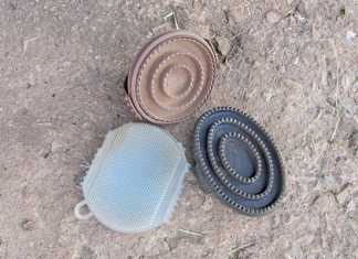 Use a curry comb to groom your horse