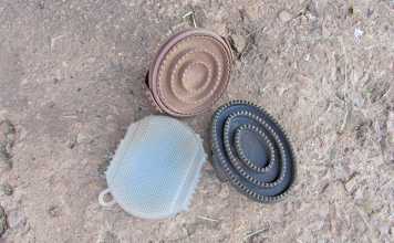 Use a curry comb to groom your horse