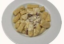 Gnocchi with cheese sauce