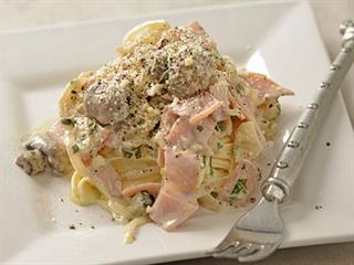 Fettuccine with ham, mushrooms & cream Fettuccine with ham, mushrooms & cream