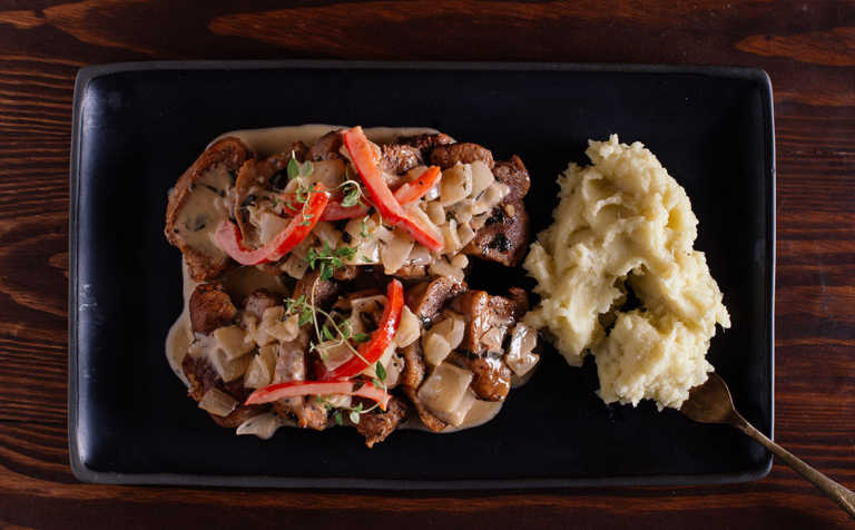 Pork fillets with a sweet pepper sauce