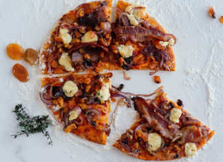 Bacon and dried fruit pizza