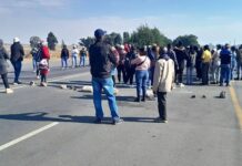 Daybreak workers block R50 in protest over unpaid salaries
