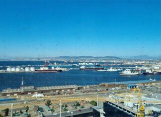 Help for Cape Town port during strong winds in peak export season