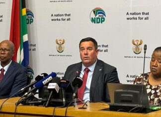 Steenhuisen sets out stringent 10-year strategy to contain FMD From left: Department of Agriculture Director-General Mooketsa Ramasodi, Minister of Agriculture John Steenhuisen, and head of the Ministerial Advisory Task Team on Animal Disease Prevention and Control, Dr Emily Mogajane, at the FMD media briefing.