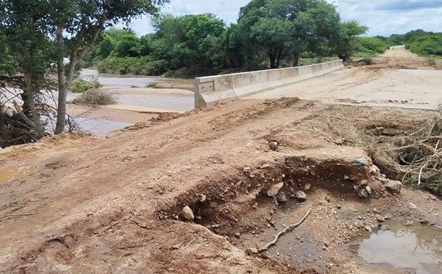 The surface of the road from Letsitele past ATKV Eiland Spa towards Giyani near Prieska-A 