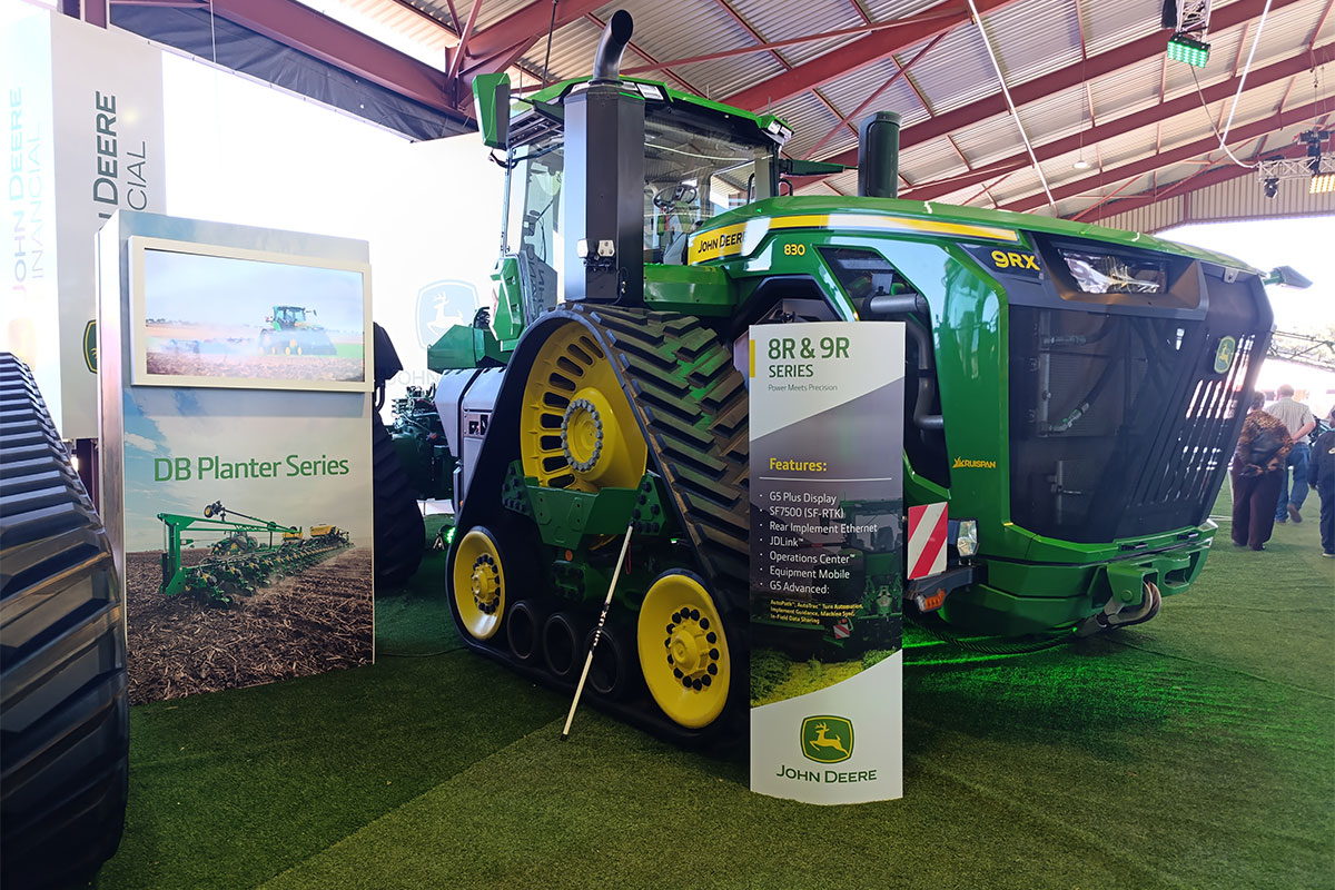 John Deere pushes rigid-frame tractor power to new levels
